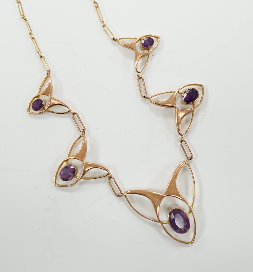 An Edwardian Art Nouveau 9ct and graduated five stone oval cut amethyst set necklace, 44cm, gross weight 6.2 grams.